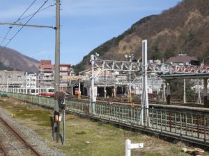 黒部峡谷鉄道 宇奈月駅 トロッコ列車の車庫 富山地方鉄道 宇奈月温泉駅付近から撮影