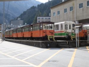 黒部峡谷鉄道 宇奈月駅 トロッコ列車の車庫 宇奈月温泉 温泉街から撮影