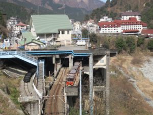 黒部峡谷鉄道 宇奈月駅 駅全景 黒部川の断崖と言ってもいい場所にあります