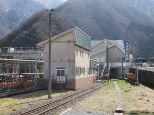 黒部峡谷鉄道 宇奈月駅 駅全景 駅の足湯 くろなぎから撮影