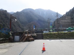 黒部峡谷鉄道 宇奈月駅 駐車場 この先にやまびこ展望台があります
