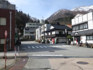 宇奈月温泉 宇奈月温泉駅と温泉街との間にある踏切