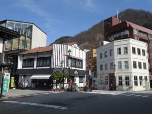 宇奈月温泉 温泉街入り口の踏切を渡ったところ