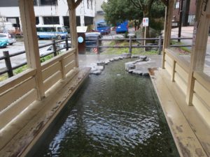 宇奈月温泉 足湯 おもかげ 足湯の中