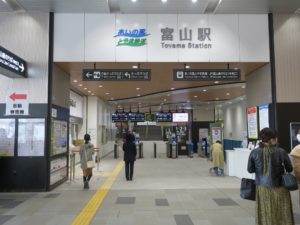 あいの風とやま鉄道 富山駅 改札口 ICカードリーダーが置いてあります