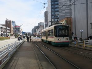 富山地方鉄道市内電車 電鉄富山駅・エスタ前電停 左側が南富山方面行き乗り場 右側が電車降り場