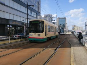 富山地方鉄道市内電車 電鉄富山駅・エスタ前電停 左側が大学前方面行き乗り場 右側が南富山方面乗り場への通路