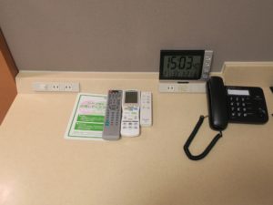 ドーミーイン富山 シングルルーム デスクの上 コンセント・有線LAN・目覚まし時計・電話があります