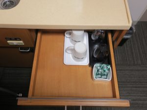 ドーミーイン富山 シングルルーム 洗面台の引き出し マグカップとプラスチックのコップがあります