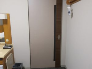 ドーミーイン富山 シングルルーム 部屋と入り口を区切る扉