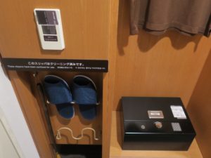ドーミーイン富山 シングルルーム ハンガーの下 貴重品入れとスリッパがあります