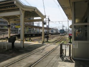 富山地方鉄道不二越・上滝線 改札口の外とホーム