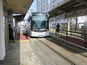富山地方鉄道市内電車 南富山駅 右側の降車ホームでお客さんを降ろした後、左側の乗車ホームからお客さんを乗せます