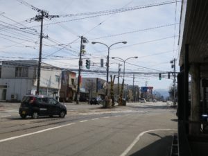南富山駅前交差点 富山地方鉄道市内電車の南富山駅に行くカーブと、富山地方鉄道不二越・上滝線の踏切があります