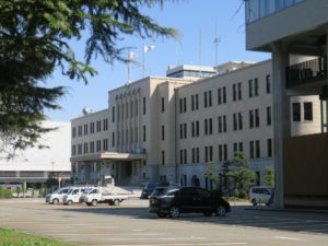 富山県庁 富山城址公園のすぐ北にあります