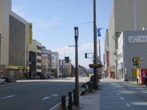 富山市 平和通り 総曲輪通りの一本南で市内電車が走ります