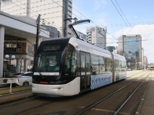 富山地方鉄道市内電車 9000型 セントラム 全体 電鉄富山駅・エスタ前にて撮影