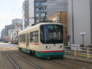 富山地方鉄道市内電車 8000形 全体 電鉄富山駅・エスタ前にて撮影