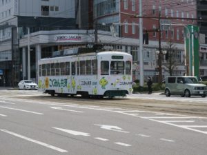 富山地方鉄道市内電車 7000型 全体 富山駅にて撮影