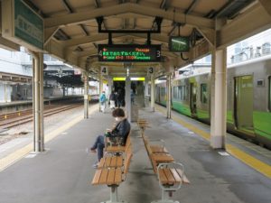 あいの風とやま鉄道 高岡駅 主に石動・金沢方面に行く列車が発着します