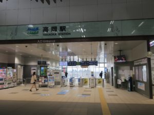 あいの風とやま鉄道 高岡駅 改札口 ICカード対応の自動改札機が並びます