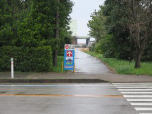 万葉線東新湊電停から新湊きっときと市場 への交差点 ここが近道と書いてあります