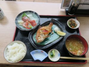 焼き魚定食 新湊きっときと市場にて