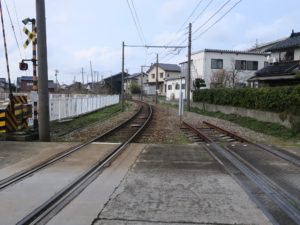 万葉線 越ノ潟駅 隣接する踏切から高岡方向を見る