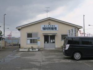 富山県営渡船 堀岡発着場 建物 陸側から撮影