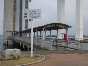 新湊大橋歩道 あいの風プロムナード 越の潟側エレベーターへの通路