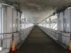 新湊大橋歩道 あいの風プロムナード 新湊大橋の下の歩道