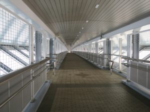 新湊大橋歩道 あいの風プロムナード 中間に設けられた休憩所