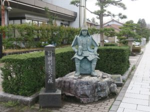 高岡山 瑞龍寺 お寺への参道にある前田利長像