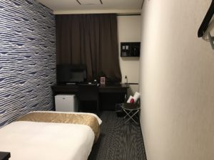 ホテルウィングインターナショナル新宿 シングルルーム 玄関から窓方向を撮影
