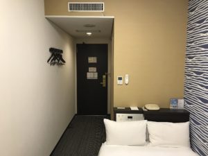 ホテルウィングインターナショナル新宿 シングルルーム 窓側から玄関側を撮影