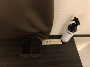 ホテルウィングインターナショナル新宿 シングルルーム デスク上のACコンセント