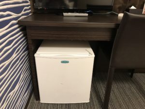 ホテルウィングインターナショナル新宿 シングルルーム デスク下 冷蔵庫があります