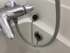 ホテルウィングインターナショナル新宿 シングルルーム バスタブ上部の排水溝 ここから出たお湯がバスルームに溢れるというありえない状態に
