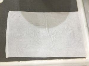 ホテルウィングインターナショナル新宿 シングルルーム バスタブの排水溝からお湯が溢れた結果、ぐしょぐしょになったマット