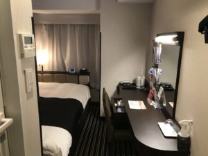 アパホテル 新宿 歌舞伎町タワー シングルルーム 玄関から窓側を撮影