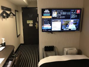 アパホテル 新宿 歌舞伎町タワー シングルルーム 窓側から玄関方向を撮影 50型液晶テレビと空気清浄機があります