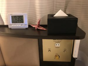 アパホテル 新宿 歌舞伎町タワー シングルルーム 枕元 目覚まし時計 ティッシュ コンセント スイッチ類 非常灯があります