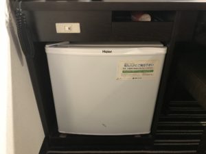 アパホテル 新宿 歌舞伎町タワー シングルルーム 冷蔵庫と引き出し 引き出しの中にカップが入っています