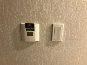 アパホテル 新宿 歌舞伎町タワー シングルルーム カードキーホルダーと照明のスイッチ