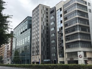 ホテルマイステイズ浜松町 建物 真ん中の茶色くて細長い建物です