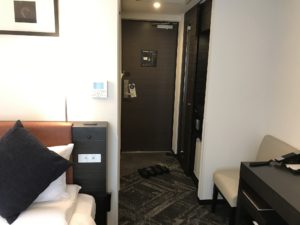 ホテルマイステイズ浜松町 スタンダードダブルルーム 室内 窓から玄関方向を撮影
