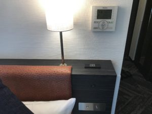ホテルマイステイズ浜松町 スタンダードダブルルーム 枕元 スイッチ類とコンセントがあります