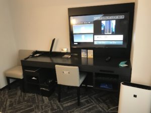ホテルマイステイズ浜松町 スタンダードダブルルーム デスク回り 大型の液晶テレビが特徴です
