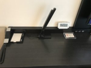 ホテルマイステイズ浜松町 スタンダードダブルルーム デスク上 ACコンセント USB充電 目覚まし時計 電気スタンド 電話機があります