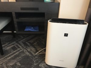 ホテルマイステイズ浜松町 スタンダードダブルルーム デスク下 加湿空気清浄機と鏡、スマホ充電器があります